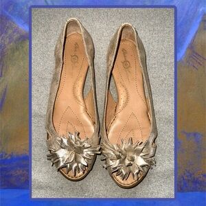 BORN Metallic Gold Leather Flower Open Sides Ballet Flats EUC! 💝